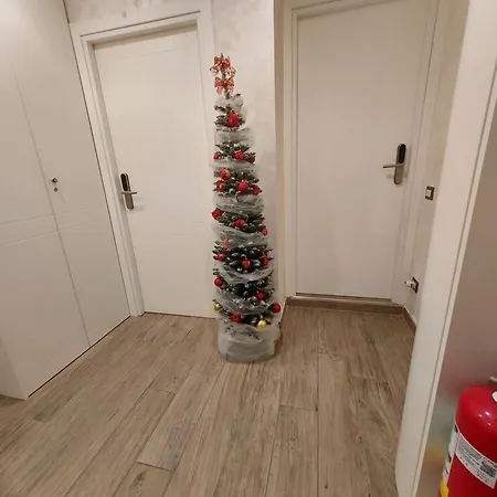 فندق مبيت وإفطار Domus Cinecitta 4*